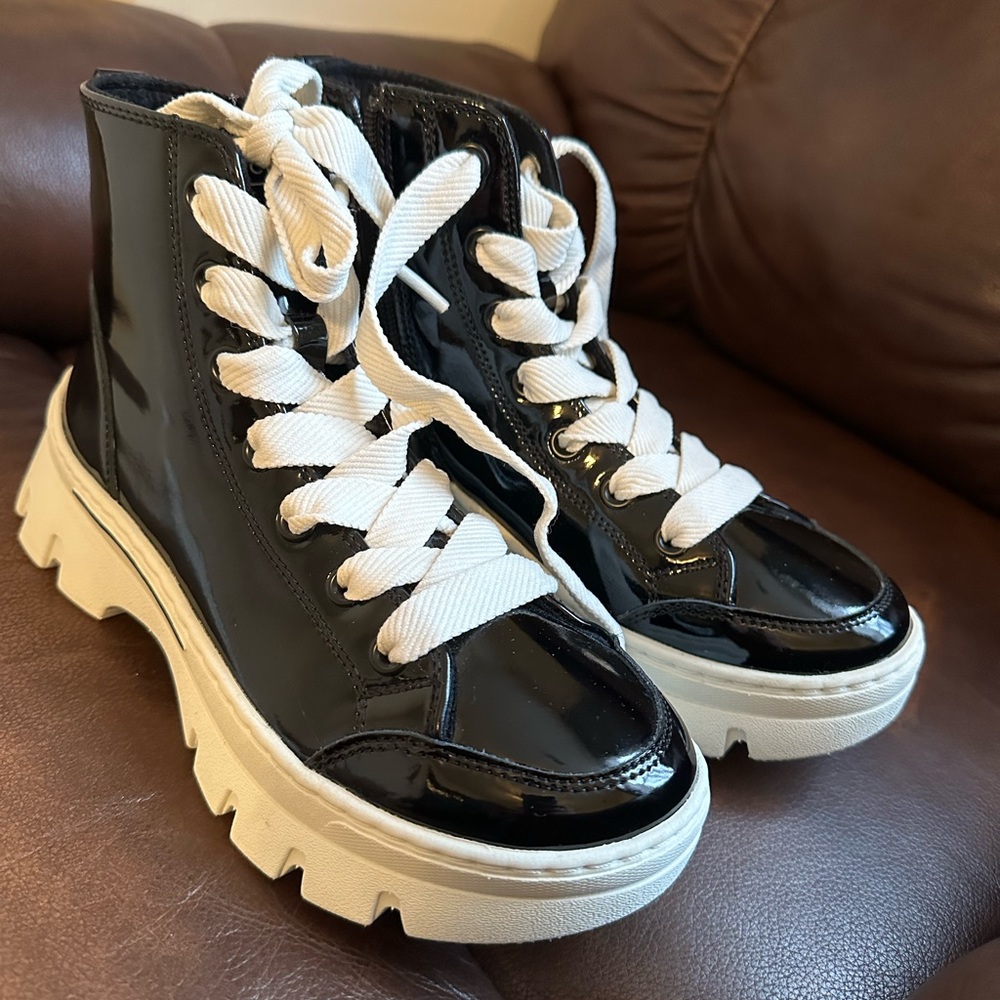 NWOT Lightweight Skechers by Ava Max boots